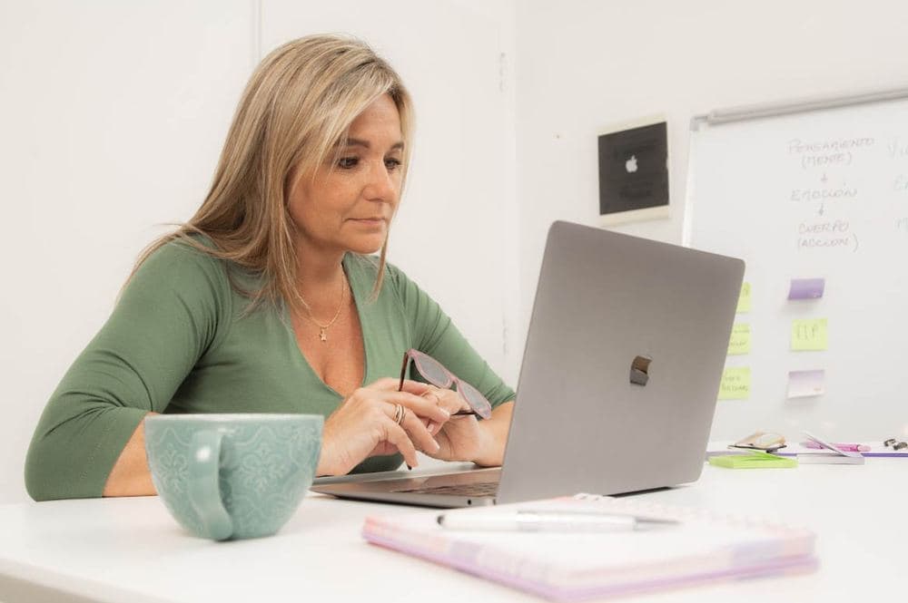 Ine trabajando en una mentoría